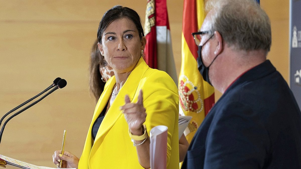 Ana Sánchez, junto a Patricia Gómez y J. Martín, en la rueda del PSOE previa al inicio de la comisión eólica. ICAL