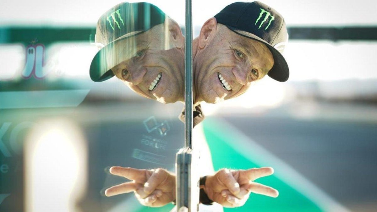 El norteamericano Rabdy Mamola, hoy, asomándose por el muro del circuito de Misano (Italia).-ALEJANDRO CERESUELA