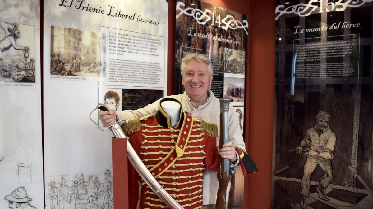 El profesor Celso Almuiña, en el Centro de Interpretación El Empecinado –uno de los personajes claves de la Guerra de la Independencia Española-, situado en la localidad natal de este personaje histórico, Castrillo de Duero (Valladolid).-ARGICOMUNICACIÓN