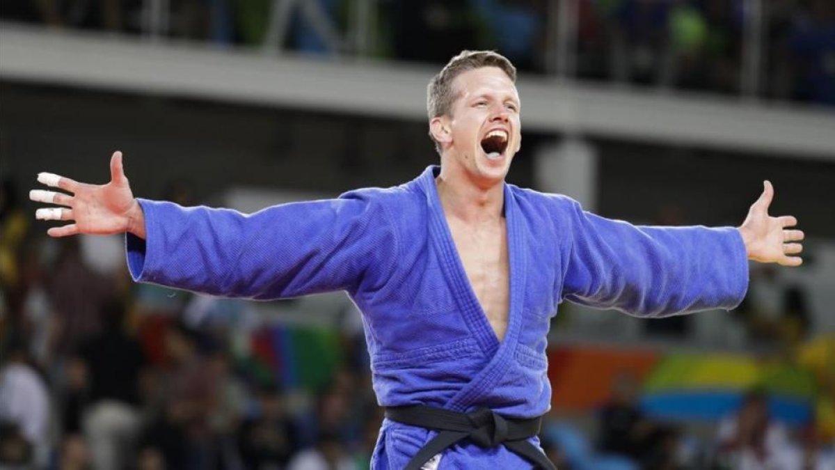 Dirk van Tichelt celebra el triunfo que le valió la medalla de bronce, el pasado lunes.-AP / MARKUS SCHREIBER