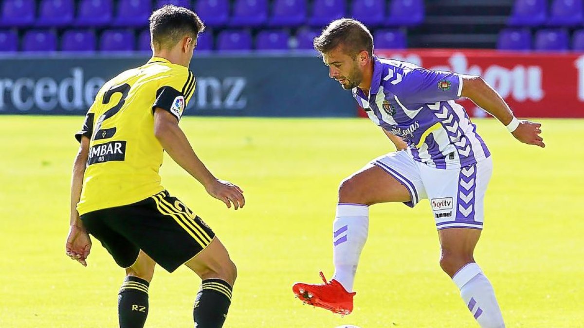 Balbi intenta regatear a Fran en el partido frente al Zaragoza.-J.M.LOSTAU