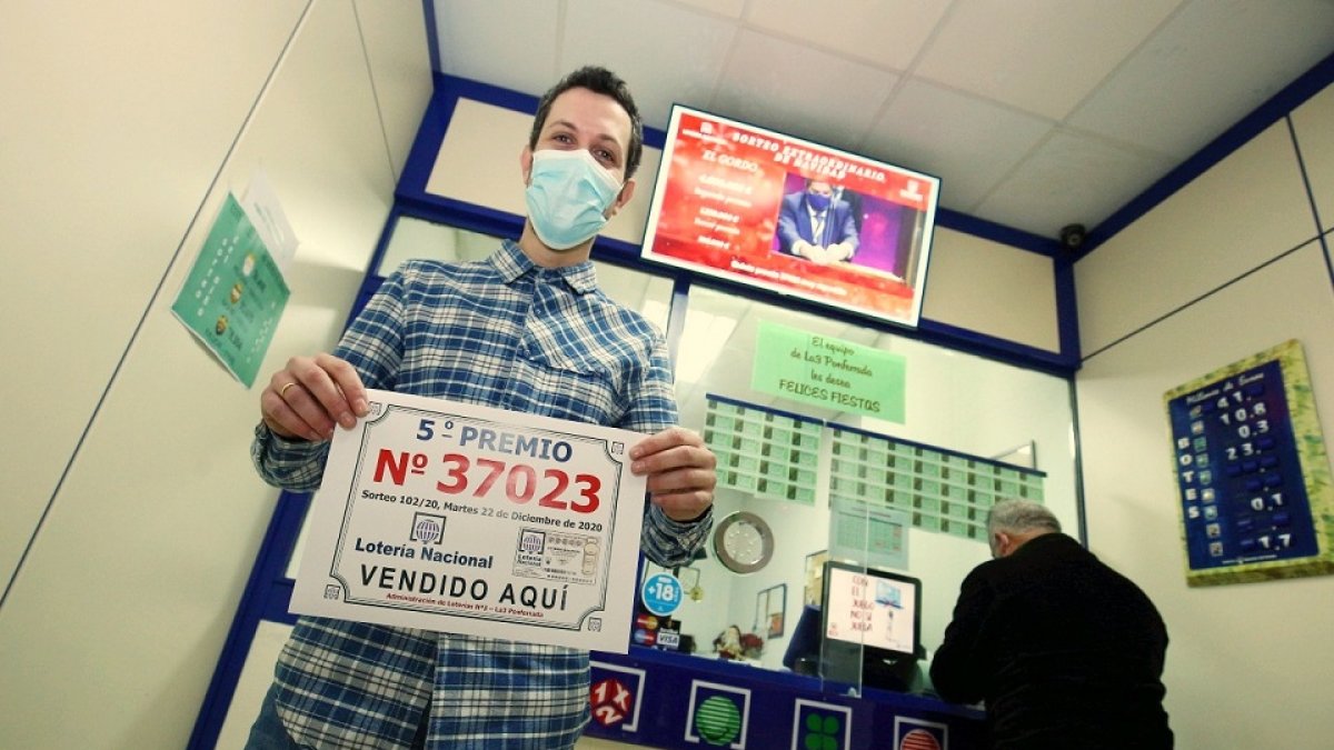 El propietario de la administración número 3 de Ponferrada, David Álvarez, que ha repartido una serie del quinto premio del 37023. / ICAL.