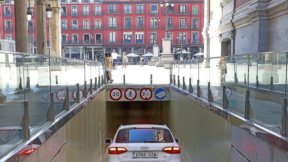 Entrada al aparcamiento subterráneo de la plaza Mayor por la Calle Manzana.- J.M. LOSTAU