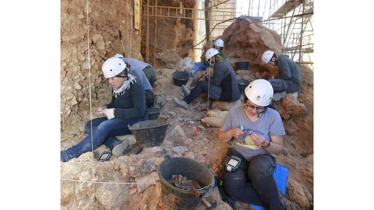 Varios excavadores en el nivel TD4 del yacimiento Gran Dolina.-RAÚL OCHA