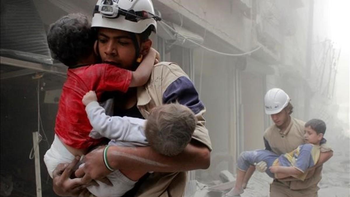 Los cascos blancos durante su labor de rescate en Siria.-SULTAN KITAZ