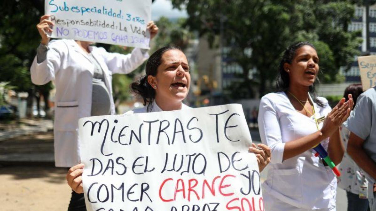 Cientos de trabajadores venezolanos protestaron contra las medidas economicas aplicadas por el jefe de Estado Nicolas Maduro.-CRISTIAN HERNANDEZ (EFE)