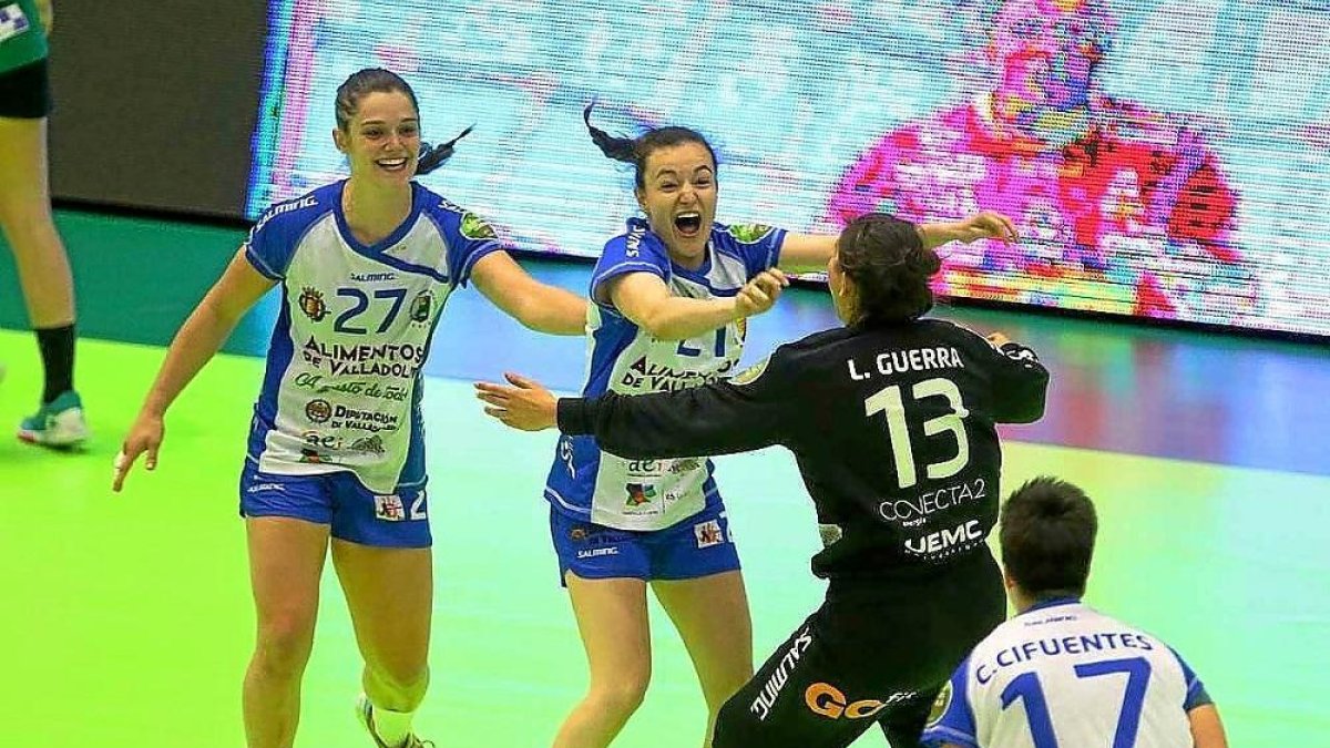 Las jugadoras del Aula celebran su pase a la final del pasado año.-E.M