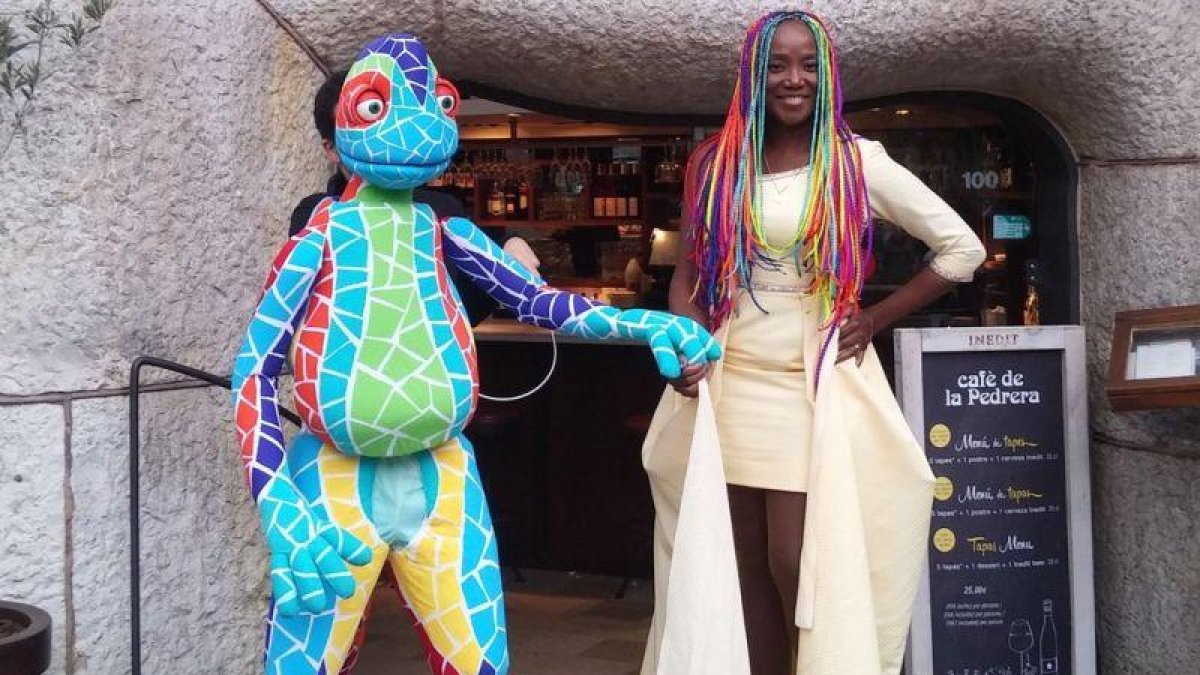 La cantante Lucrecia, con el Drac Antón, su compañero del musical 'Una bruixa a Barcelona', el miércoles, en Barcelona.-