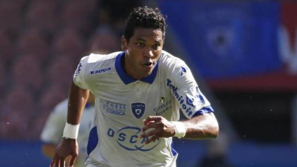 Brandao, el jugador brasileño del Bastia, en acción.-Foto: AFP / THOMAS SAMSON