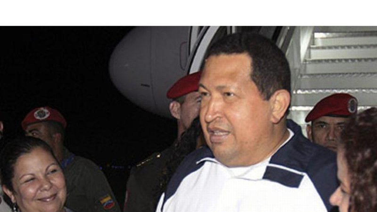 El expresidente de Venezuela, Hugo Chavez, en su llegada de Cuba al aeropuerto Simon Bolivar, en Caracas. Reuteres-REUTERS