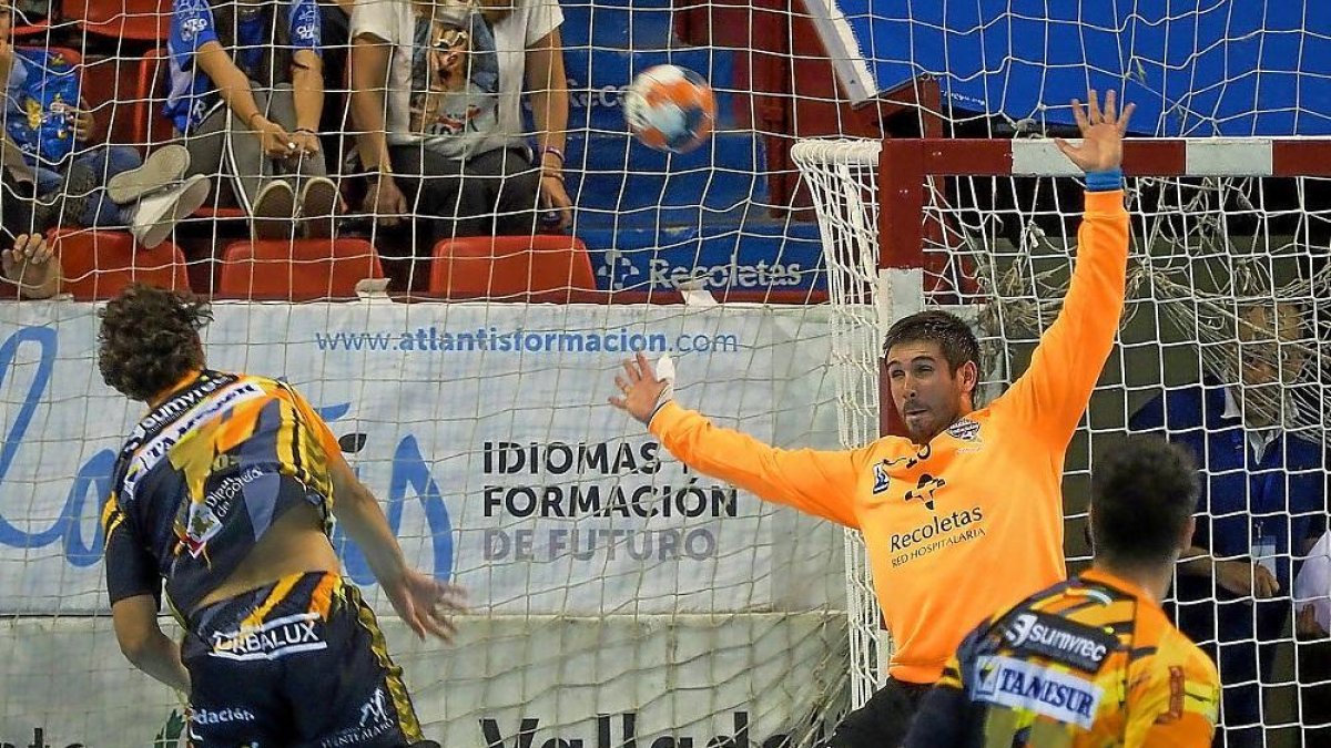 César Pérez, protagonista ayer en una acción del partido ante el Ángel Ximénez Avia Puente Genil.-M. A. SANTOS