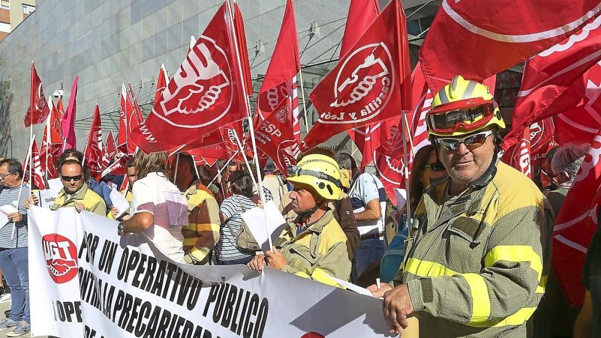 Algunos miembros del personal fijo discontinuo del operativo de incendios, durante la concentración.-ICAL