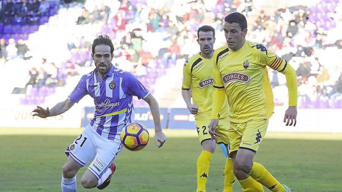 Míchel persigue el balón durante el reciente partido frente al Cádiz.-ARABA PRESS