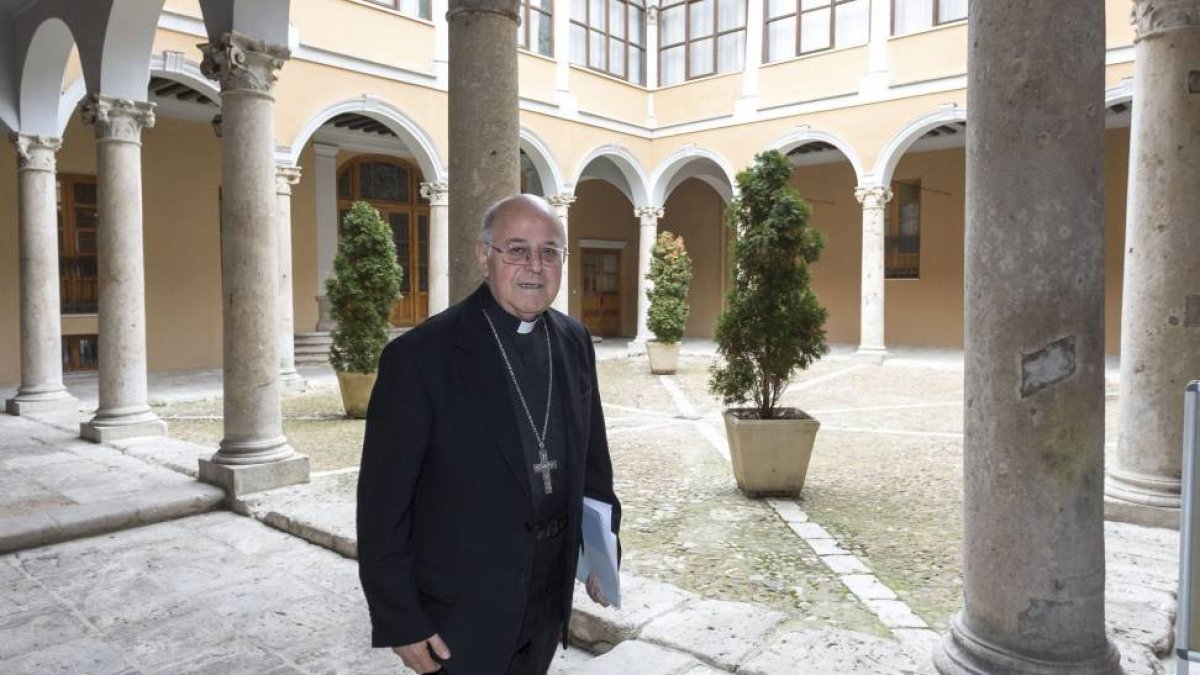 El arzobispo de Valladolid y presidente de la Conferencia Episcopal, monseñor Ricardo Blázquez, comparece ante los medios informativos un día después del anuncio del papa Francisco de su próximo nombramiento como cardenal elector-Efe