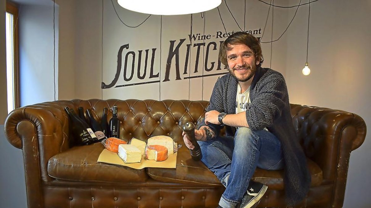 Juan Pablo López, con quesos abulenses y vinos de Cebreros, dos productos fijos en la comanda de su restaurante.-ARGI