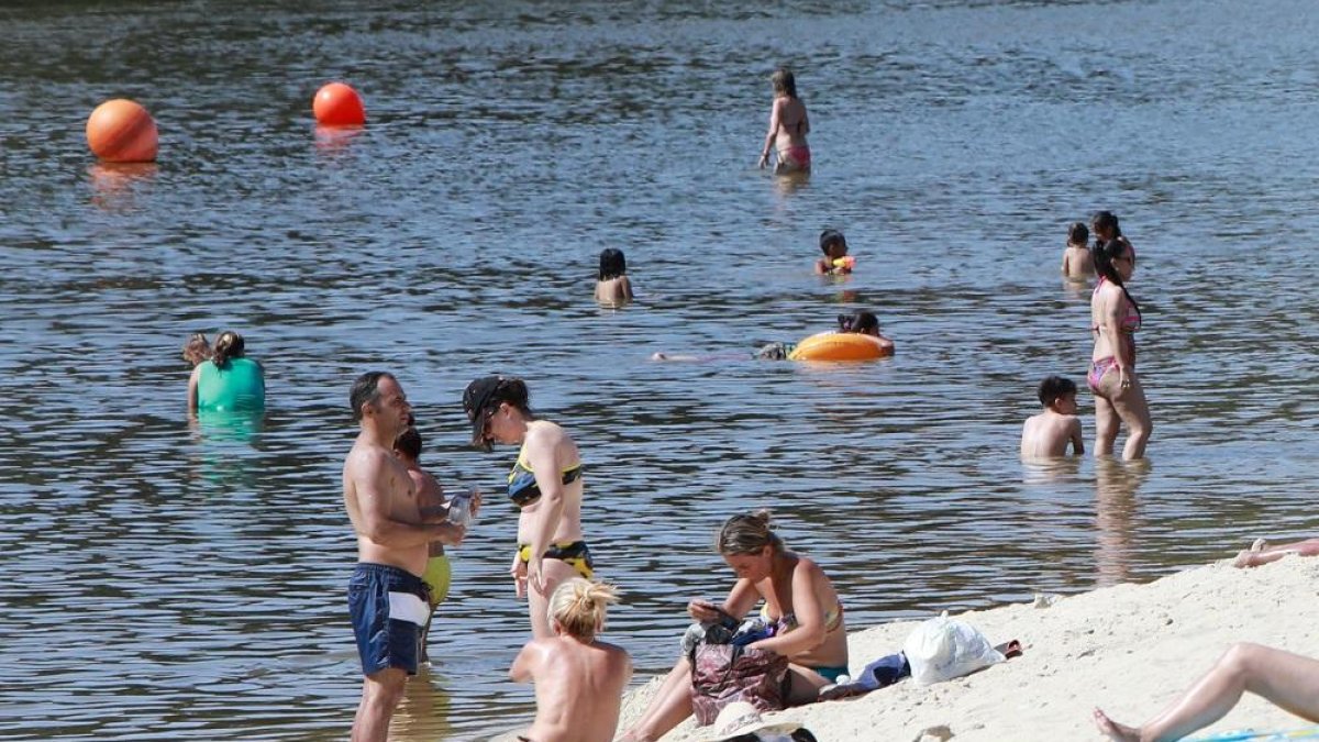 Varias personas disfrutan de la soleada tarde de ayer en la playa de Las Moreras.-J.M. LOSTAU