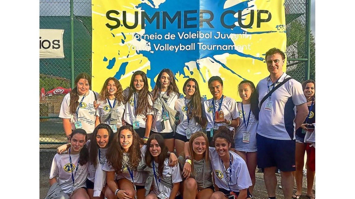 Las infantiles de Cristo Rey, subcampeonas en la Summer Cup de Portugal.-E.M.