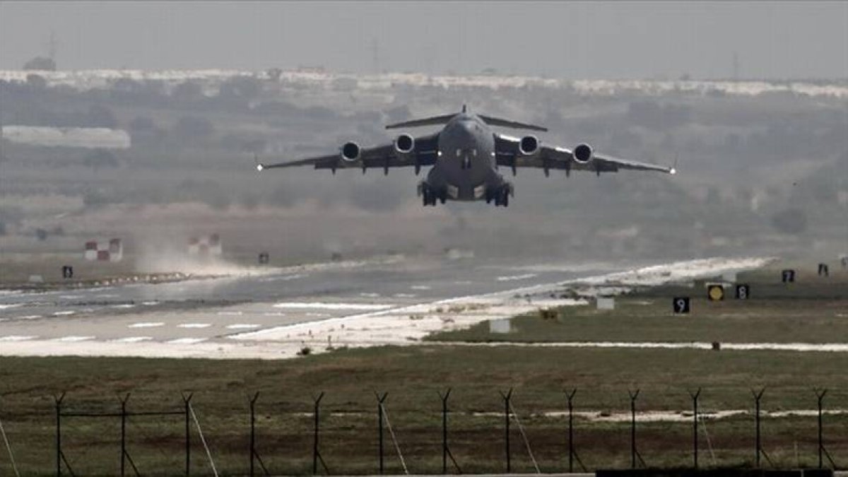Un avión militar de EEUU despega de una base turca en el 2013.-Foto: AP / VADIM GHIRDA