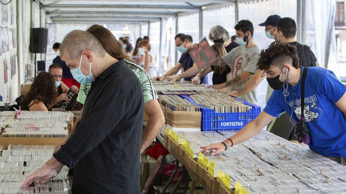 Los visitantes de la Feria de Discos y Coleccionismo ojean los CD de uno de los expositores. J.M. LOSTAU