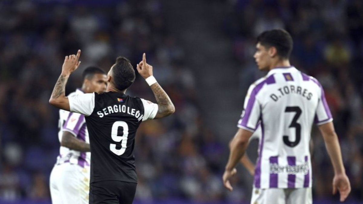 Sergio León celebra su gol ante Kenedy y Torres.