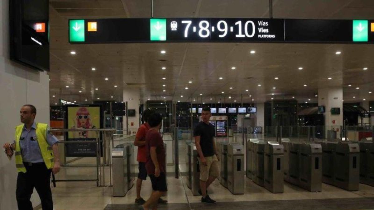 La estación ha recobrado la normalidad a lo largo de la noche.-ELISENDA PONS