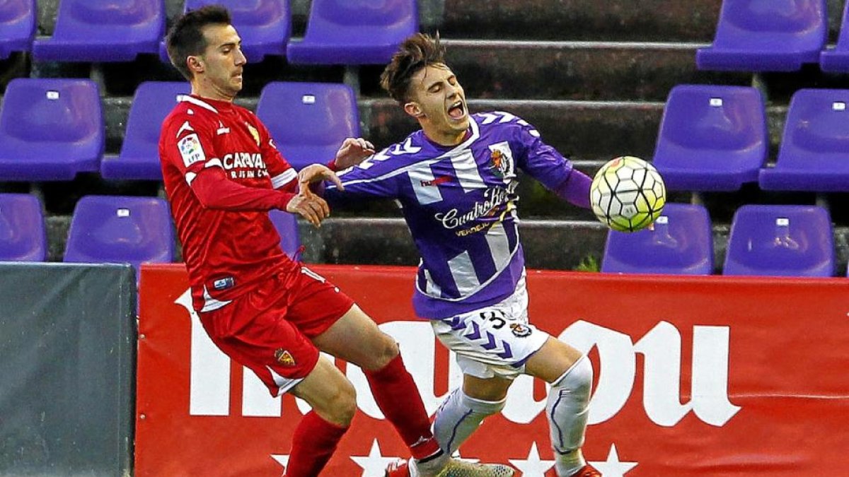 Hermoso es entrado en falta en el partido del pasado sábado.-J. M. LOSTAU