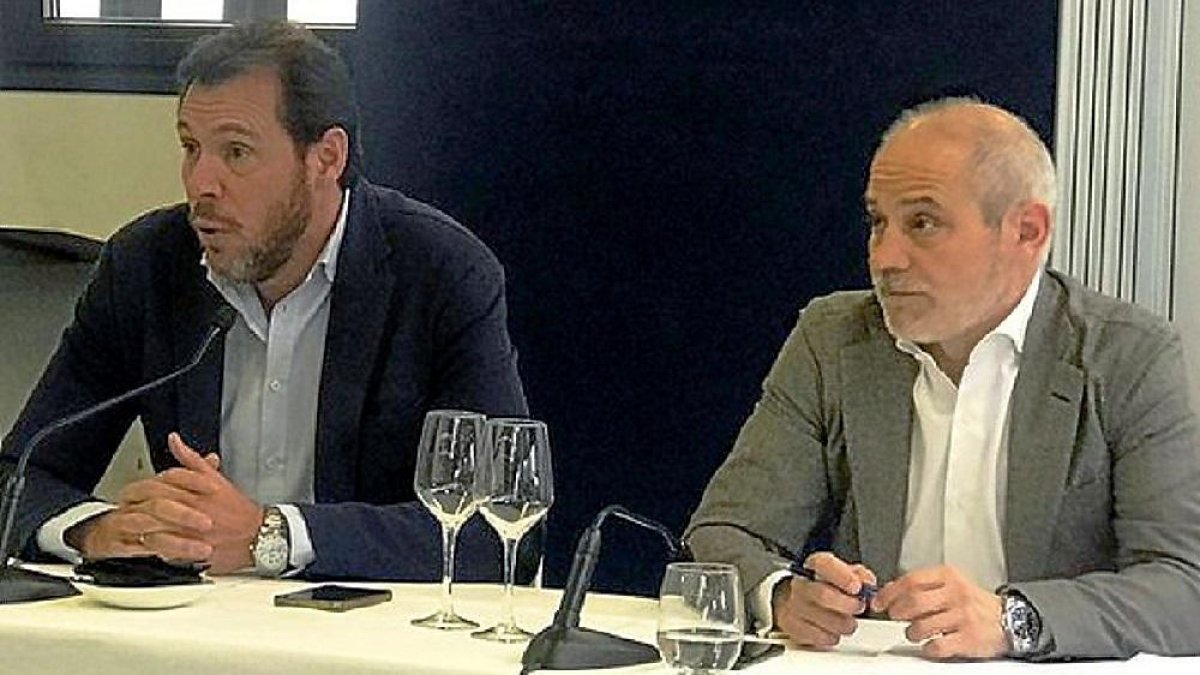 Óscar Puente y Víctor Caramanzana, durante la reunión en la Cámara.-E. M.