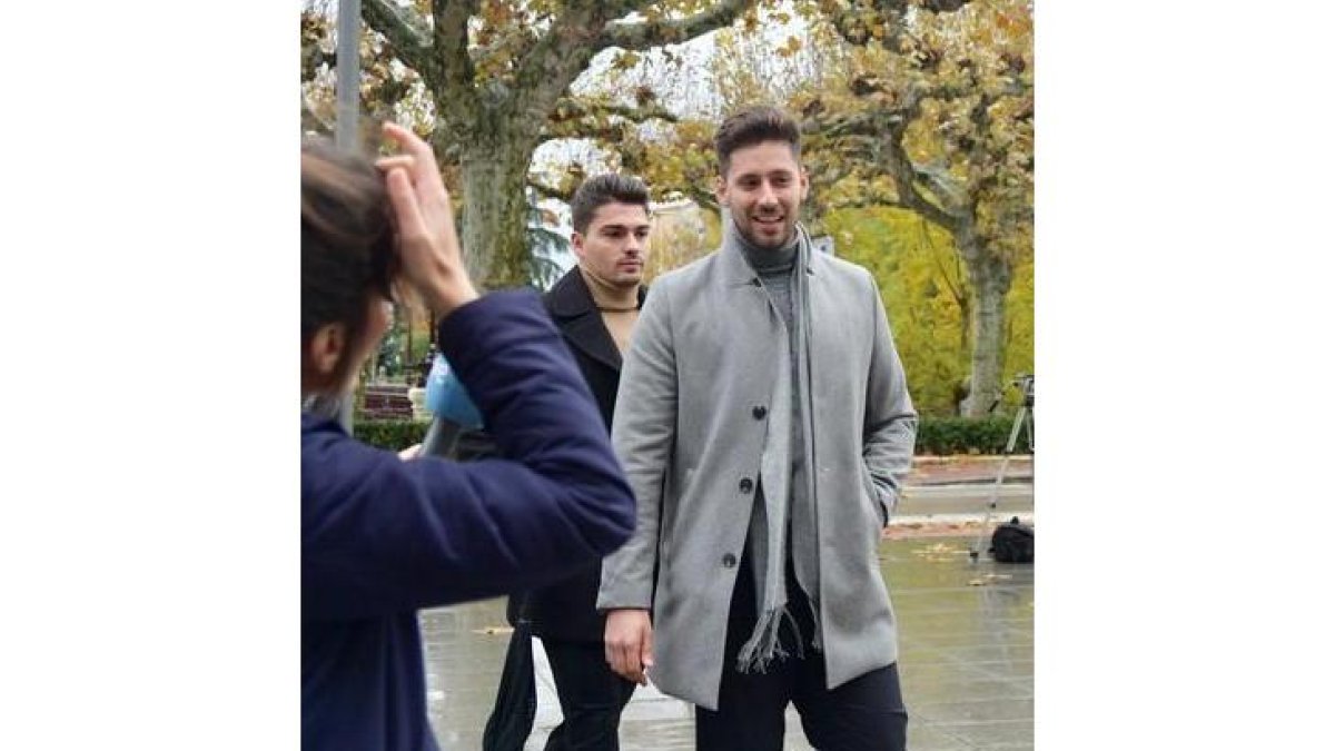 Los acusados, Raúl Calvo (I), y Víctor Rodríguez ‘Viti’ (D), a su llegada al juzgado.-RICARDO ORDOÑEZ