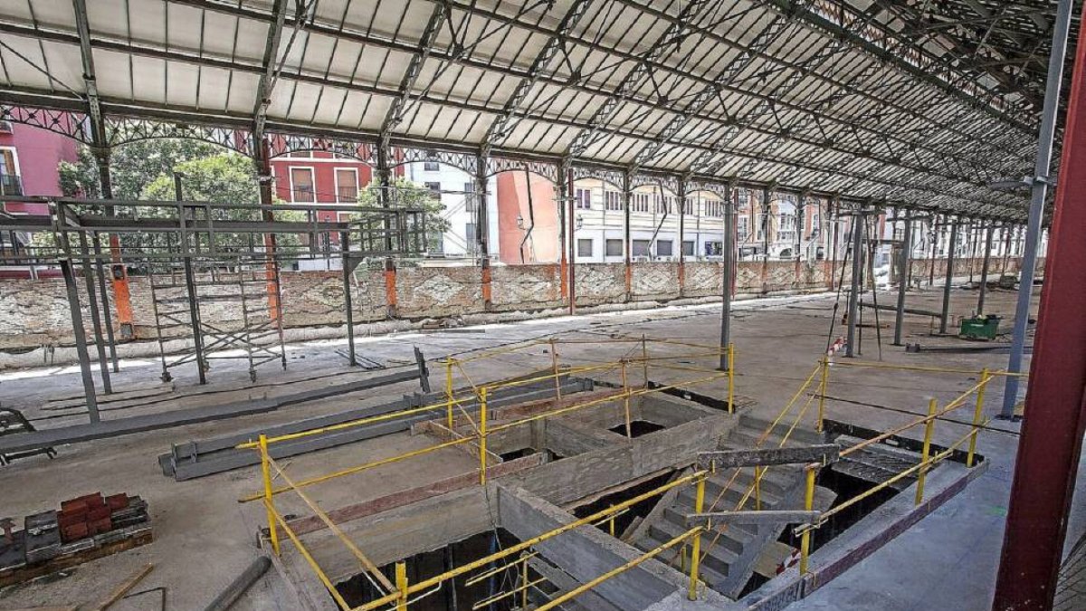 Estado actual de la reforma del Mercado del Val con la obra del sótano ya concluida.-P. Requejo