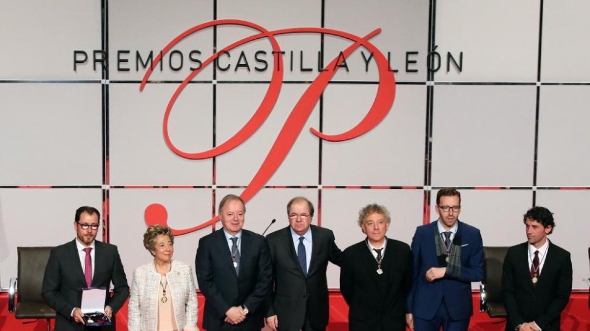 Juan Vicente Herrera, junto con los premiados.-ICAL