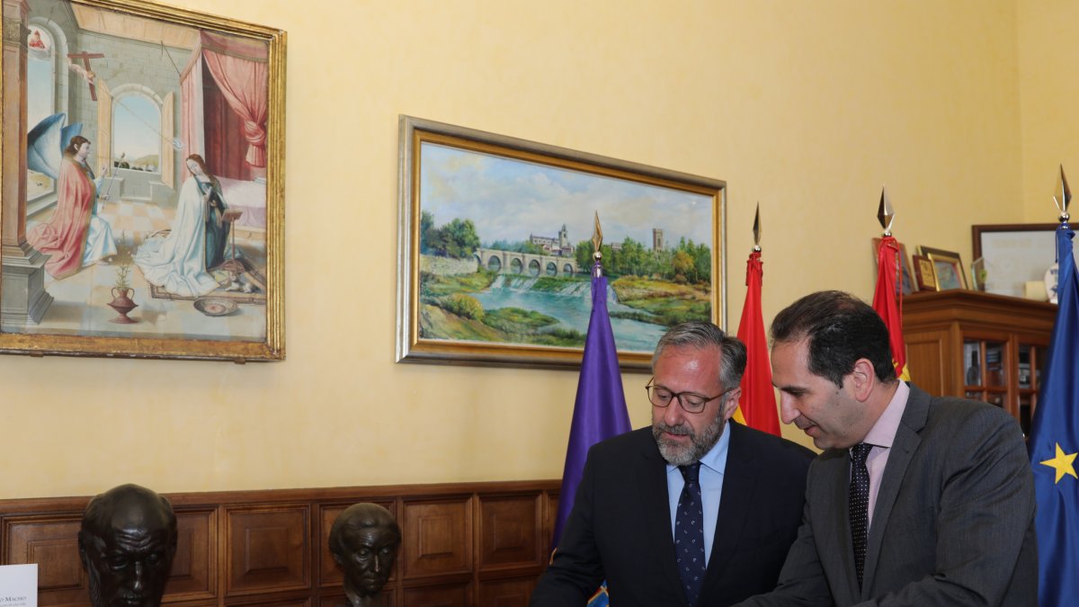 Carlos Pollán con el alcalde de Palencia, Mario Simón. ICAL.