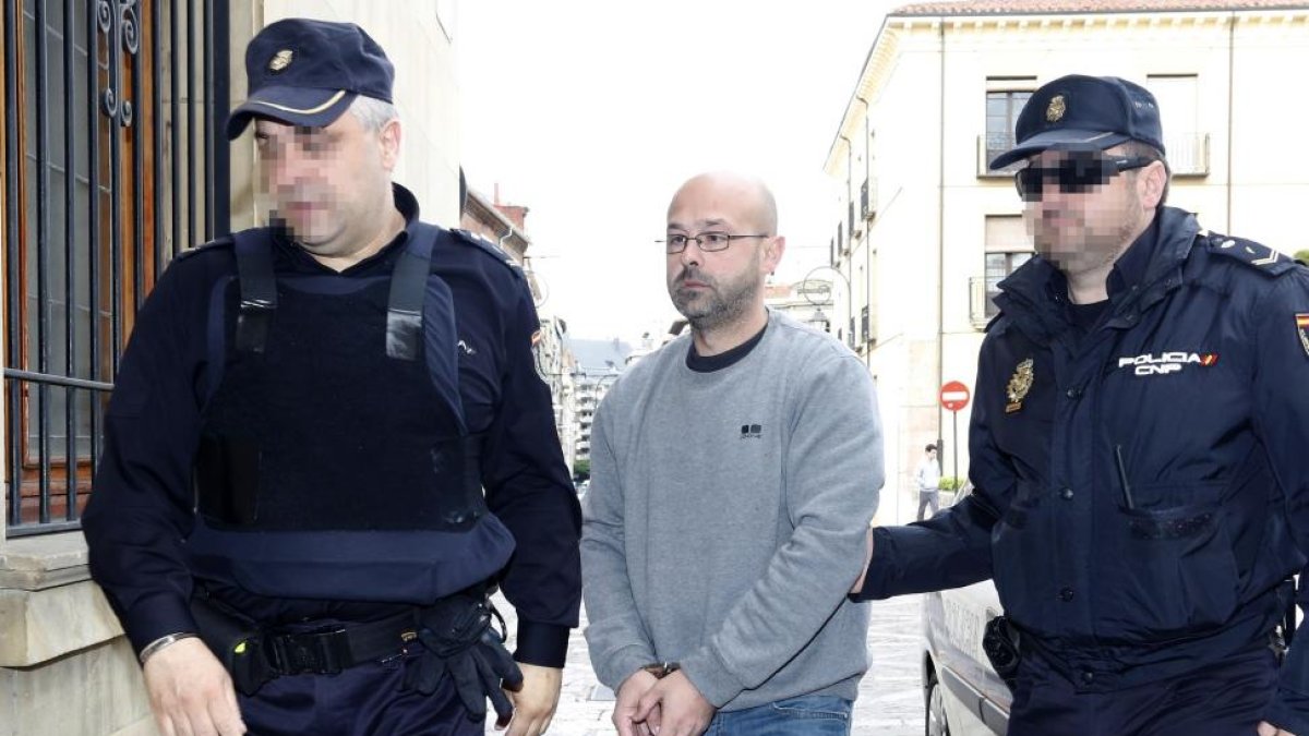 Juicio por asesinato y robo con violencia contra el hombre acusado de matar a su madre en febrero de 2015 con una maza y un cuchillo-ICAL