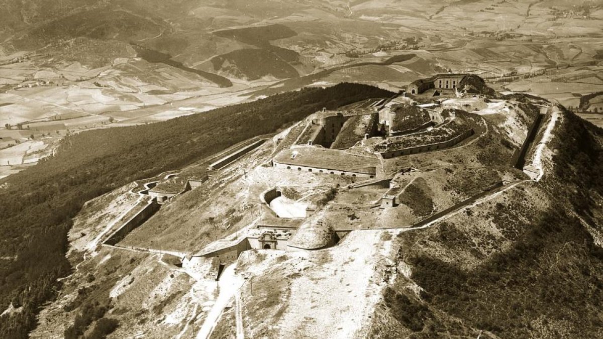 EN ESTE FUERTE EXCAVADO EN EL MONTE, LOS PRESOS SE REPARTÍAN EN CUATRO BRIGADAS.ABAJO, A LA DERECHA, EN LA LADERA, EL ‘CEMENTERIO DE LAS BOTELLAS’-