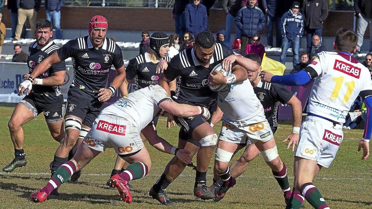 Fifita avanza por fuerza pese a la oposición de los jugadores delAlcobendas.-MARIANO GONZÁLEZ
