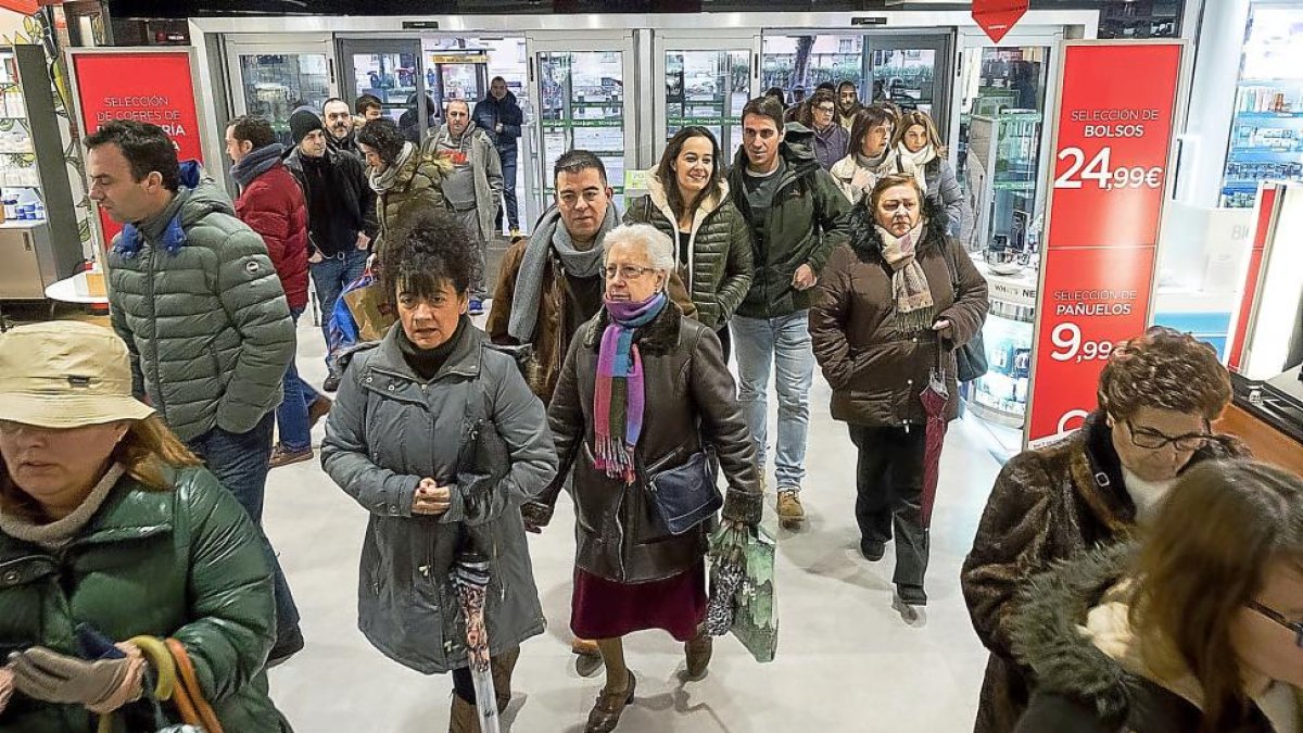Clientes entran en El Corte Inglés a primera hora de la mañana.-PABLO REQUEJO / PHOTOGENIC