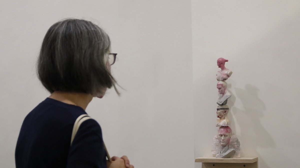 Una mujer contempla el 'Tótem' de Rubén Polanco. | BALCAZA