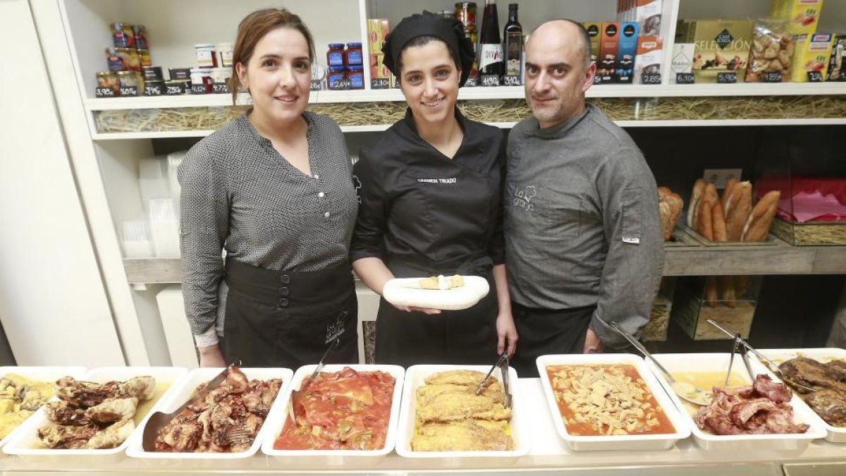 Carmen Tirado, en el centro, posa con la tapa que elaboró para el concurso, junto a Esperanza Bol y Raúl Ramos.-RAÚL G. OCHOA