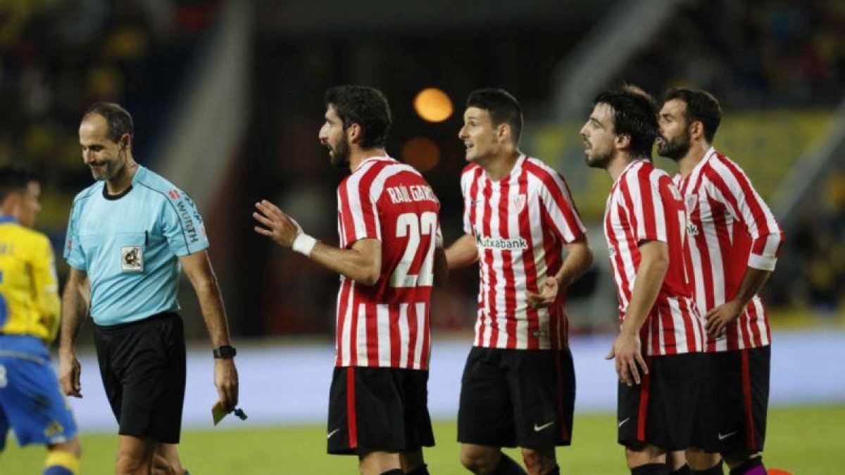 Aduriz, Raúl García, Beñat y Balenziaga protestan a Álvarez Izquierdo en Gran Canaria.-LALIGA