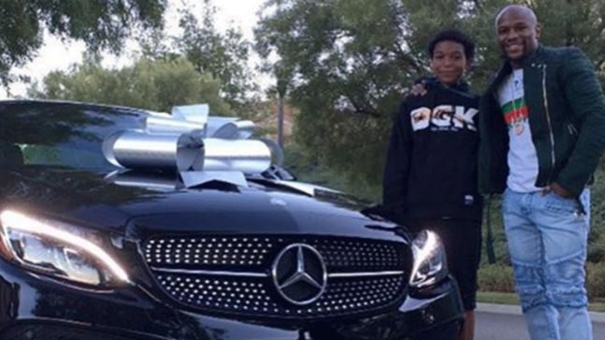 El boxeador Floyd Mayweather posa con su hijo junto al nuevo coche.-INSTAGRAM
