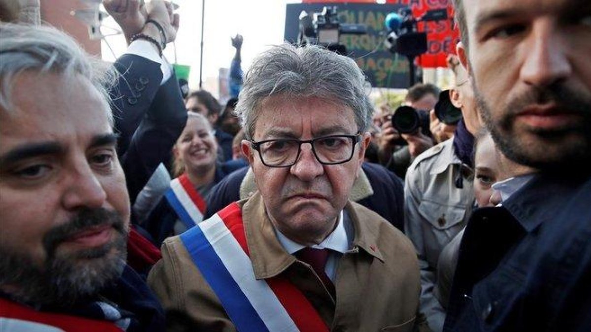 Jean-Luc Mélenchon, arropado por seguidores a su llegada al tribunal.-EFE (YOAN VALAT)