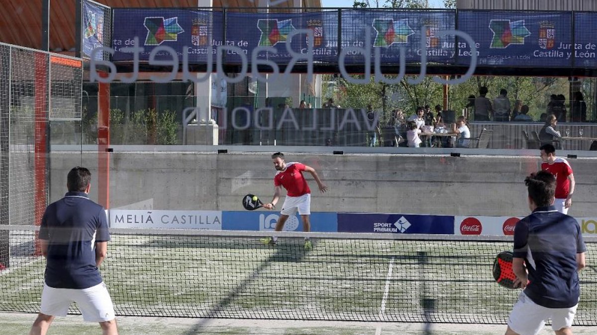 Un momento de un partido de la LAP en el Club Raqueta.-M. ÁLVAREZ