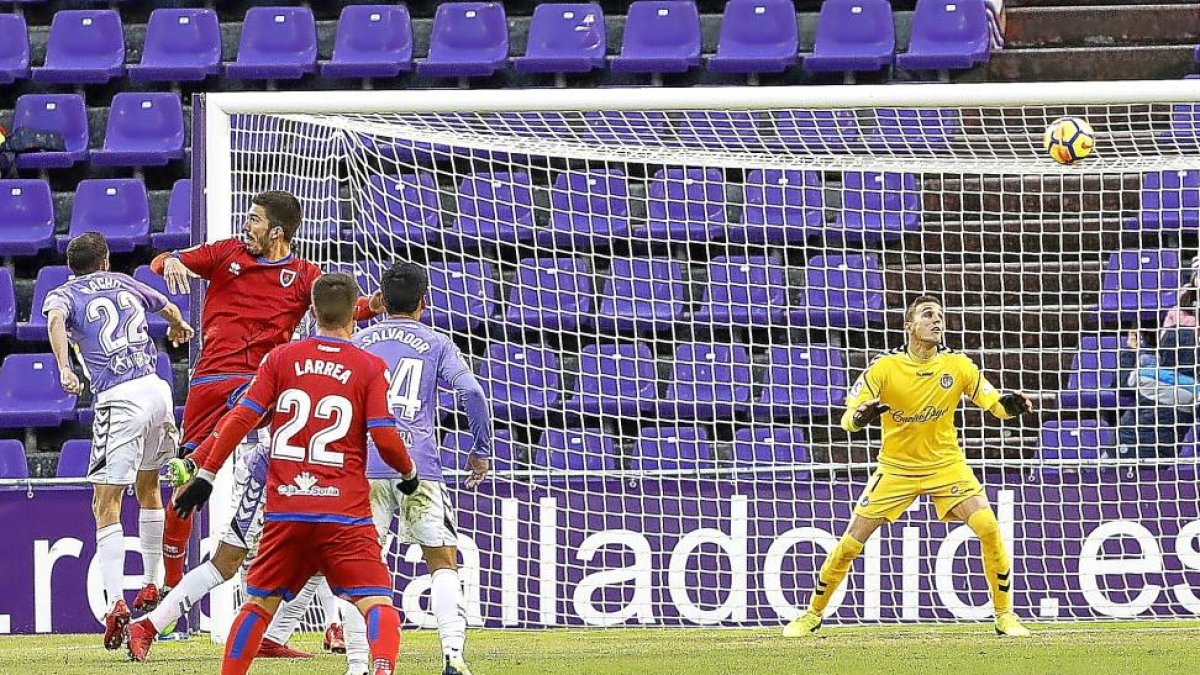 Masip observa un balón alto.-J.M. LOSTAU
