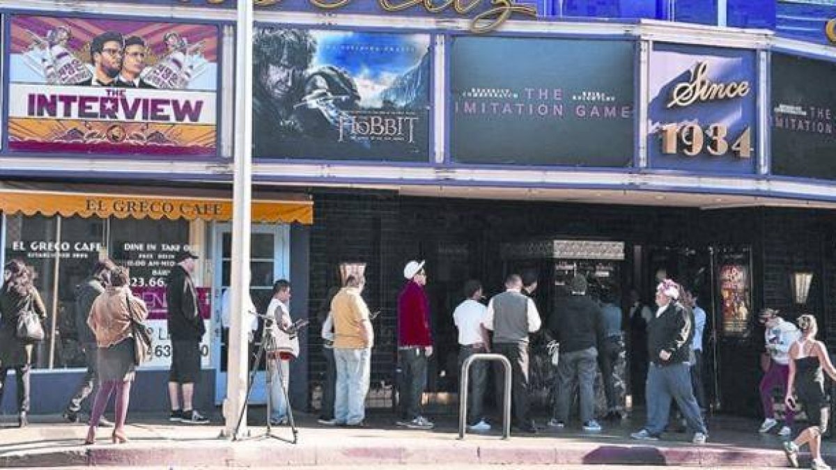 Estreno de la película 'The interview' en el cine Los Feliz 3 de Los Angeles, el día de Navidad.-Foto: AFP / ROBYN BECK