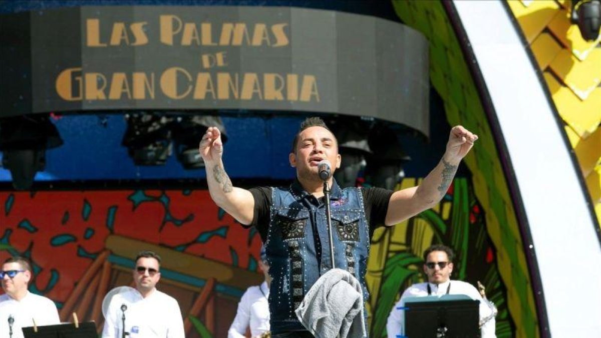 Manny Manuel, en el escenario en el Carnaval de Las Palmas de Gran Canaria, justo antes de ser expulsado.-EFE / QUIQUE CURBELO