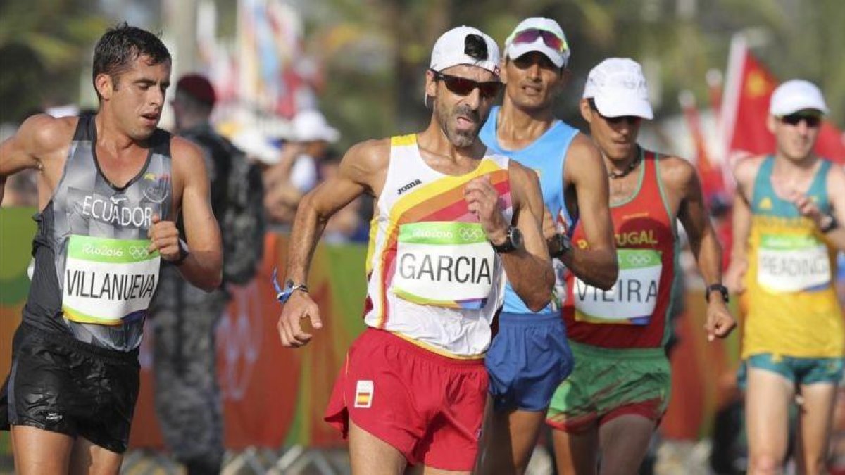 García Bragado (de blanco) en su marcha del adiós.-EFE / SEBASTIAO MOREIRA