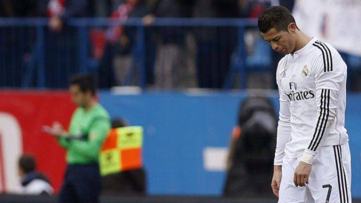 Cristiano Ronaldo, cabizbajo durante el partido contra el Atlético en el Calderón.-Foto: EFE / JAVIER LIZÓN