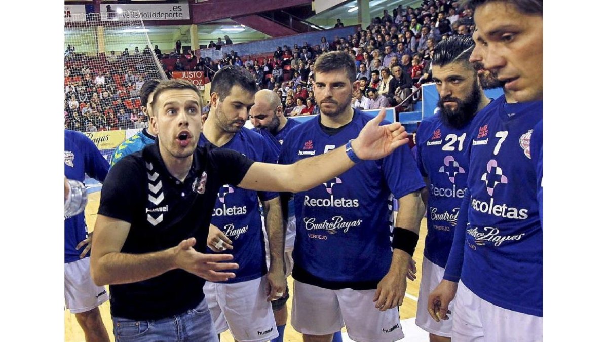 Nacho González, durante un tiempo muerto en un partido de la pasada temporada.-J. M. LOSTAU