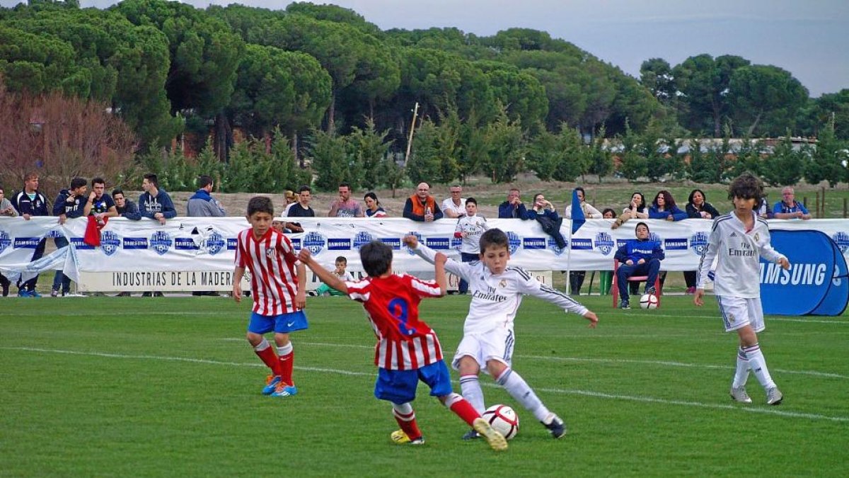Jugadores del Real Madrid y del Atlético en un partido de la Íscar Cup en 2015.-GRUPO EVENTO.ES