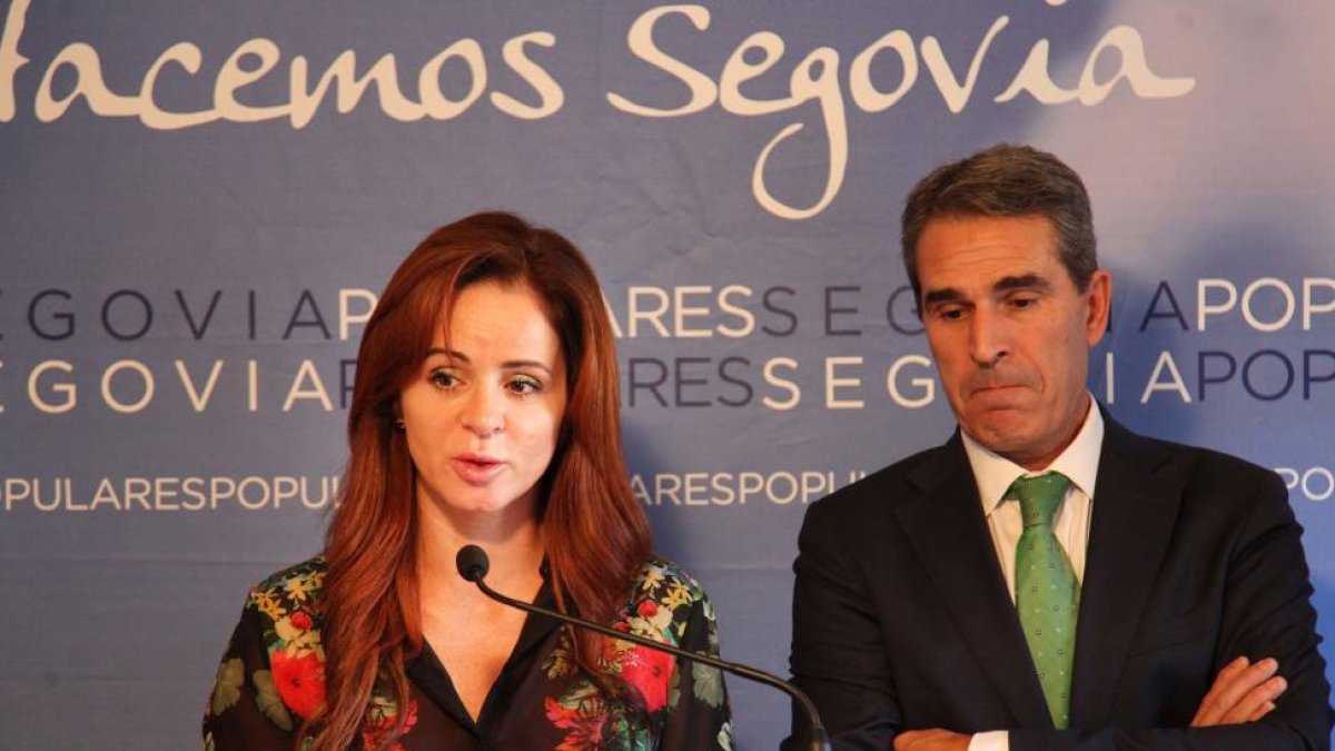 La consejera de Agricultura y Ganadería, Silvia Clemente (I), acompañada por el viceportavoz en las Cortes de Castilla y León, Juan José Sanz Vitorio (D), explica los Presupuestos de la Junta de Castilla y León para el año 2015-Ical
