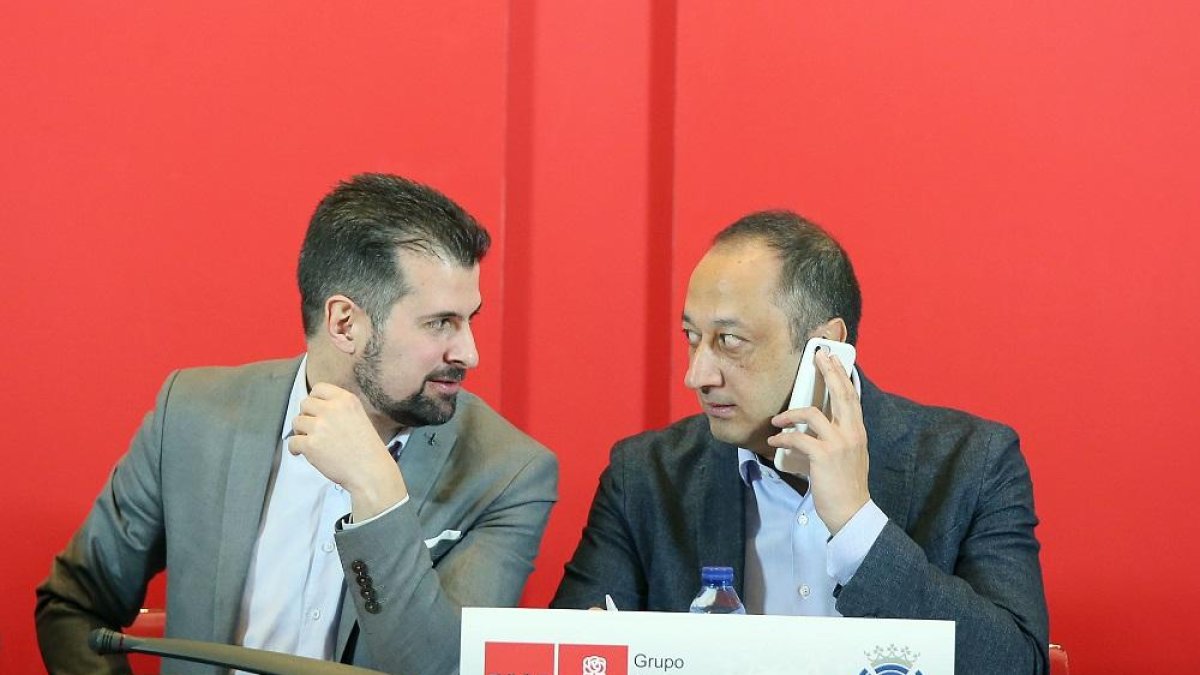 Luis Tudanca (izda.) y el secretario de Política Institucional, Alfonso Rodríguez Gómez de Celis.-ICAL